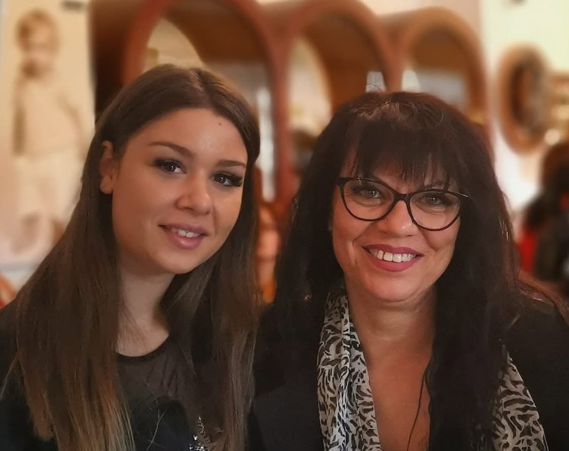 Sandra Bensi con la figlia e socia, nel centro estetico Les Folies